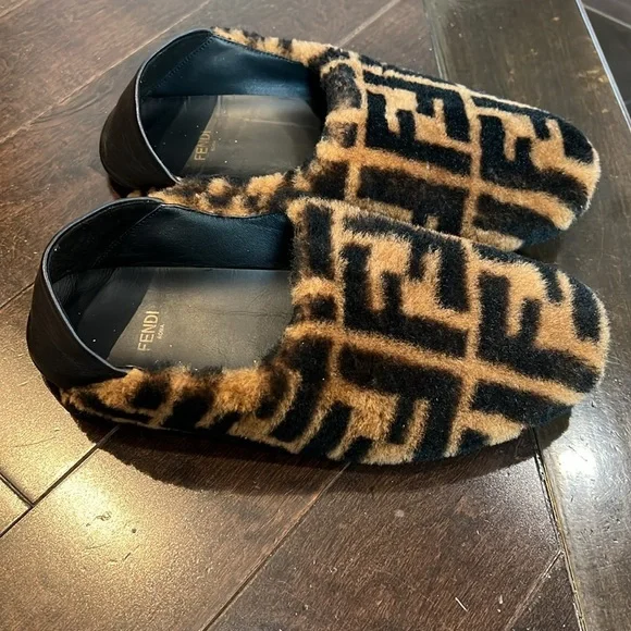 Fendi shearling slippers - Picture 5 of 9